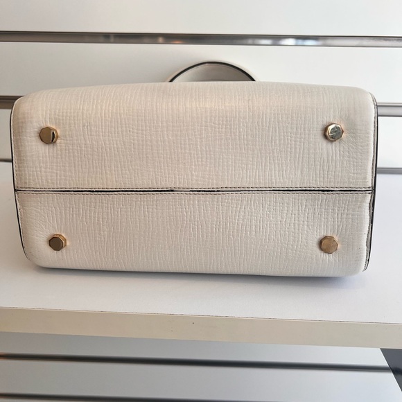 Luana Made in Italy - Chic Cream Satchel with Gold Chain - Picture 4 of 17